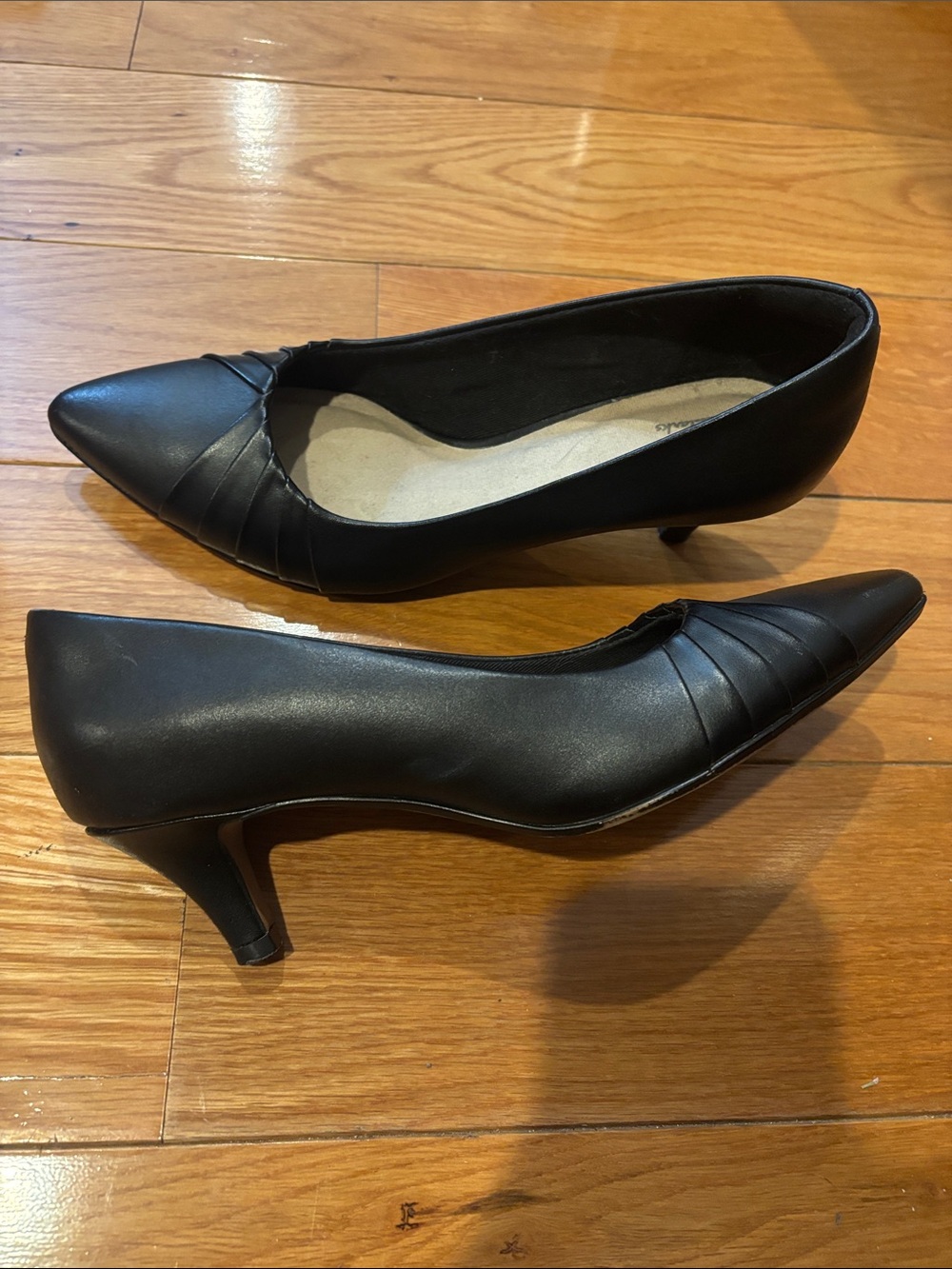 Clarks Black Pointed-Toe Pleated Vamp Flats - Picture 2 of 2